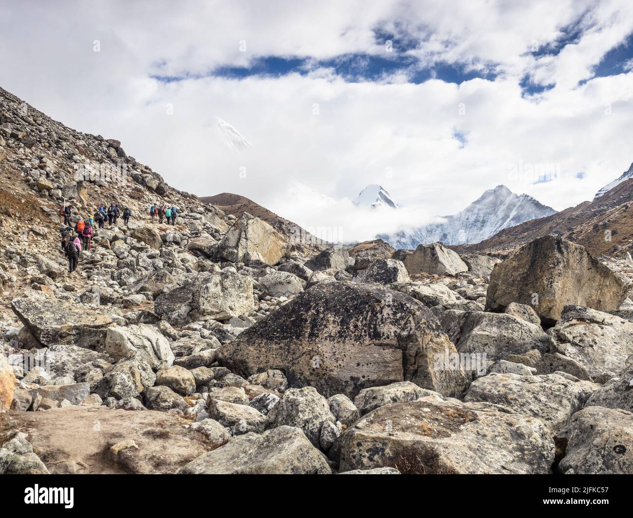Ligne de randonneurs se dirigeant vers le camp de base de l'Everest depuis Lobuche, Khumbu Banque D'Images