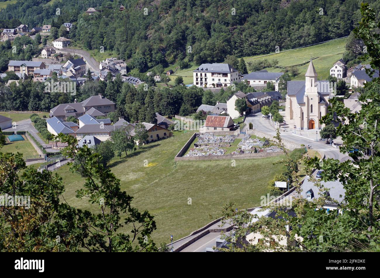 La petite ville de Gedre dans les Pyrénées françaises Banque D'Images