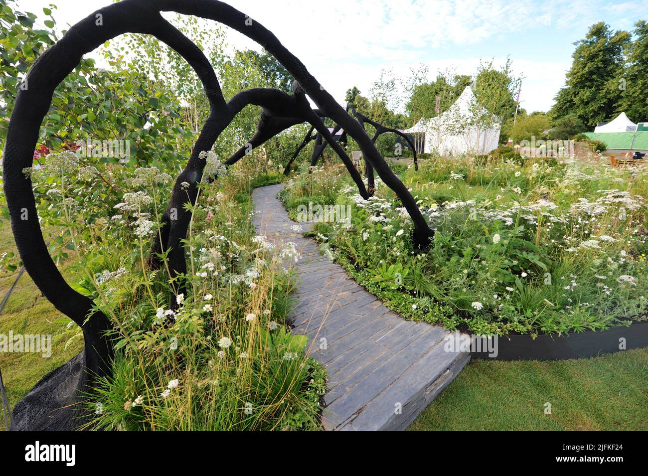 Hampton court Palace, Surrey, Royaume-Uni. 04th juillet 2022. The Connections Garden (conçu par Ryan McMahon). Représentant Alzheimer’s Research UK, ce jardin met en lumière la dynamique changeante d’une famille ou d’un groupe d’amitié lorsqu’une personne est diagnostiquée atteinte de démence et les implications de cette évolution pour chaque génération concernée. Organisé depuis 1993, le RHS Hampton court Palace Garden Festival est l'événement de fleurs et de jardins le plus prestigieux du Royaume-Uni et le plus grand spectacle de fleurs annuel au monde. Crédit : Michael Preston/Alay Live News Banque D'Images