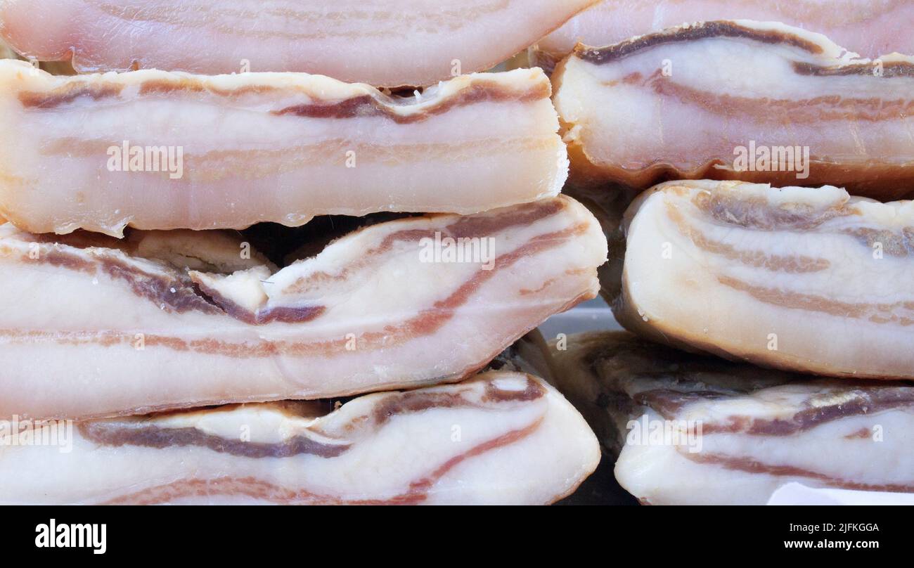 Graisse de porc salée ibérique. Pièces exposées au stand du marché de la rue. Banque D'Images