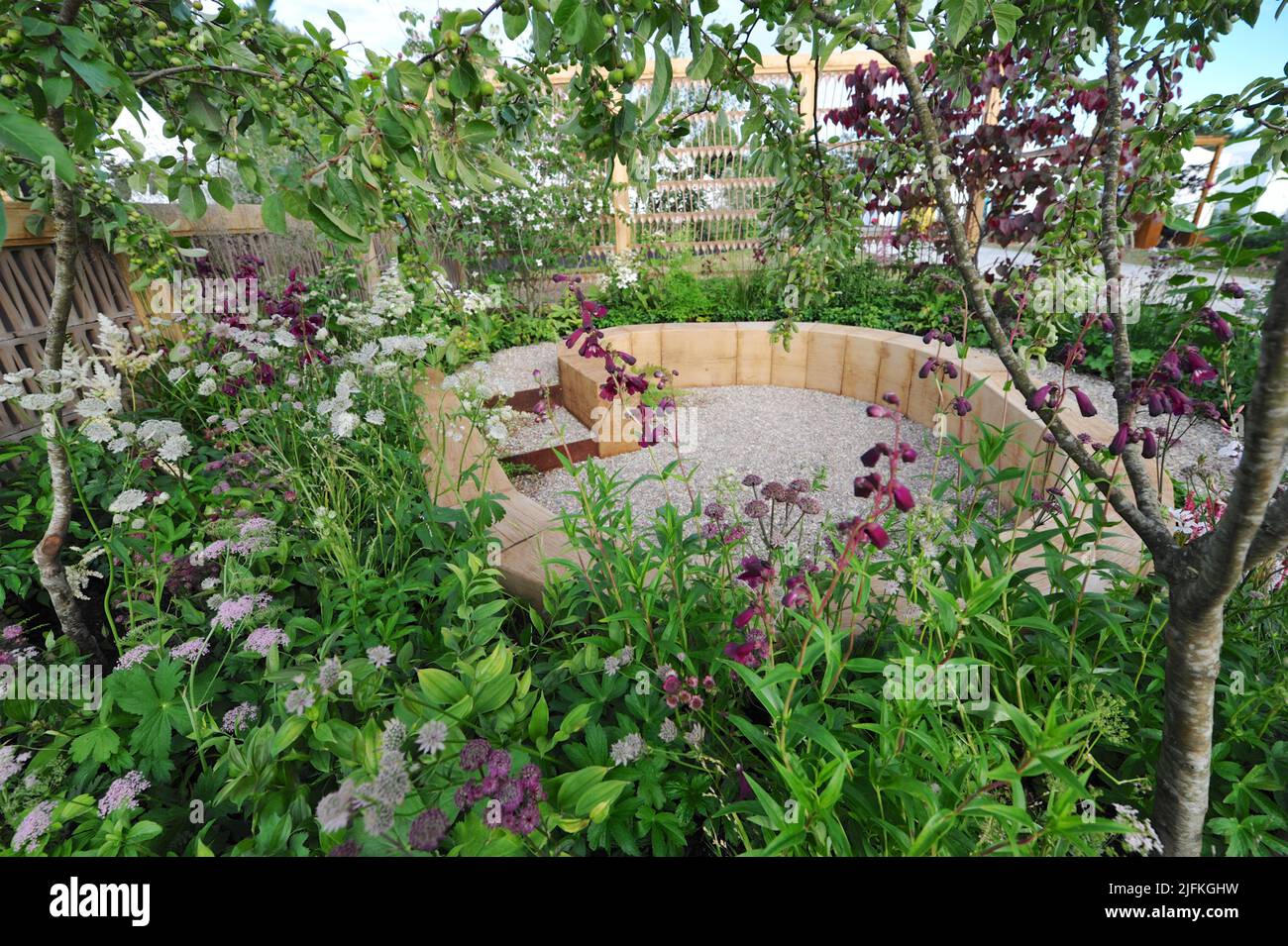 Hampton court Palace, Surrey, Royaume-Uni. 04th juillet 2022. Le jardin à Spoon en bois (conçu par Toni Bowater et Lucy Welsh) est un jardin conventionnel réimagé comme un espace à faible entretien, conçu pour une utilisation maximale, pour encourager ceux qui ont peur du jardinage. Organisé depuis 1993, le RHS Hampton court Palace Garden Festival est l'événement de fleurs et de jardins le plus prestigieux du Royaume-Uni et le plus grand spectacle de fleurs annuel au monde. Crédit : Michael Preston/Alay Live News Banque D'Images