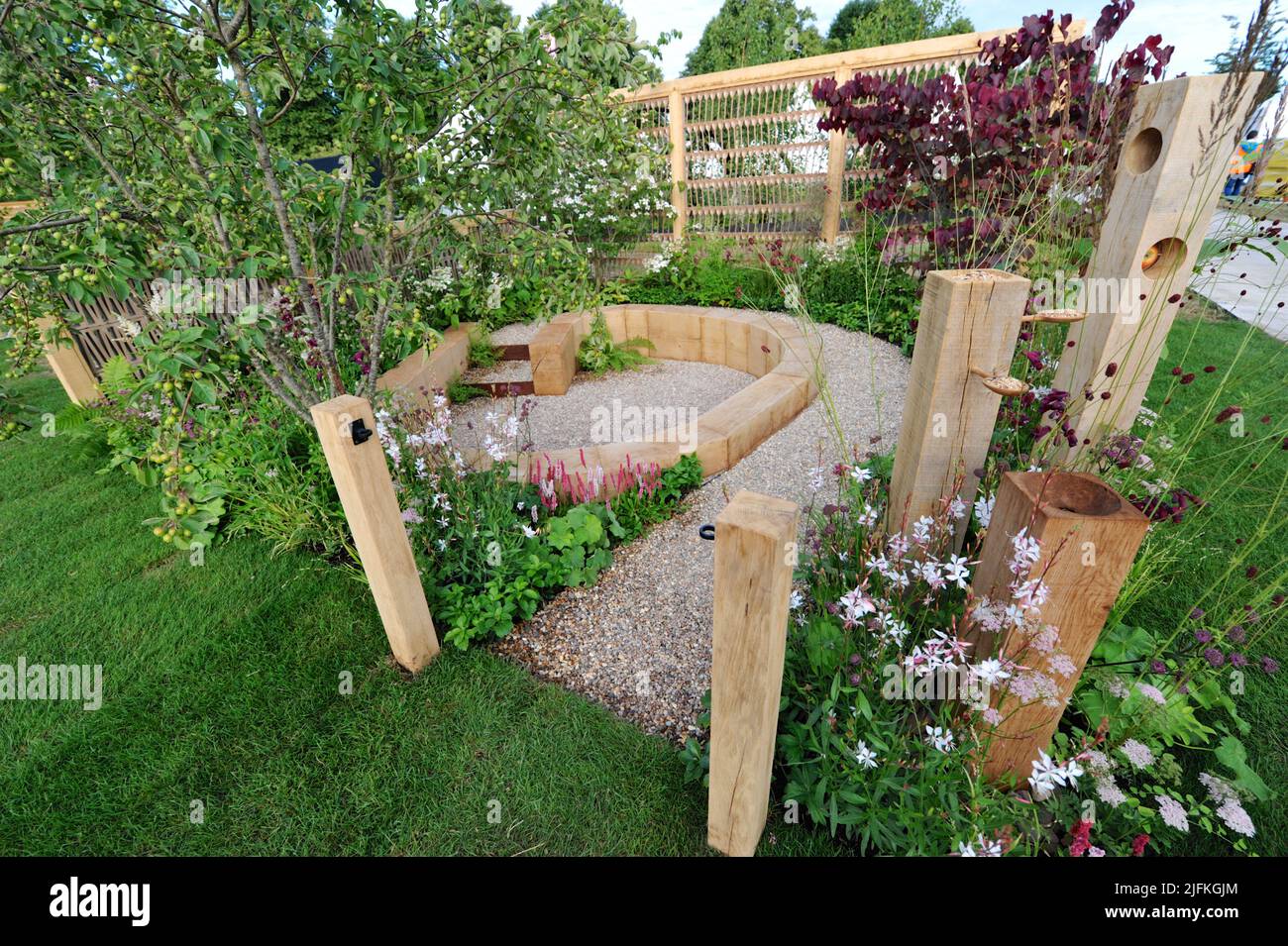 Hampton court Palace, Surrey, Royaume-Uni. 04th juillet 2022. Le jardin à Spoon en bois (conçu par Toni Bowater et Lucy Welsh) est un jardin conventionnel réimagé comme un espace à faible entretien, conçu pour une utilisation maximale, pour encourager ceux qui ont peur du jardinage. Organisé depuis 1993, le RHS Hampton court Palace Garden Festival est l'événement de fleurs et de jardins le plus prestigieux du Royaume-Uni et le plus grand spectacle de fleurs annuel au monde. Crédit : Michael Preston/Alay Live News Banque D'Images