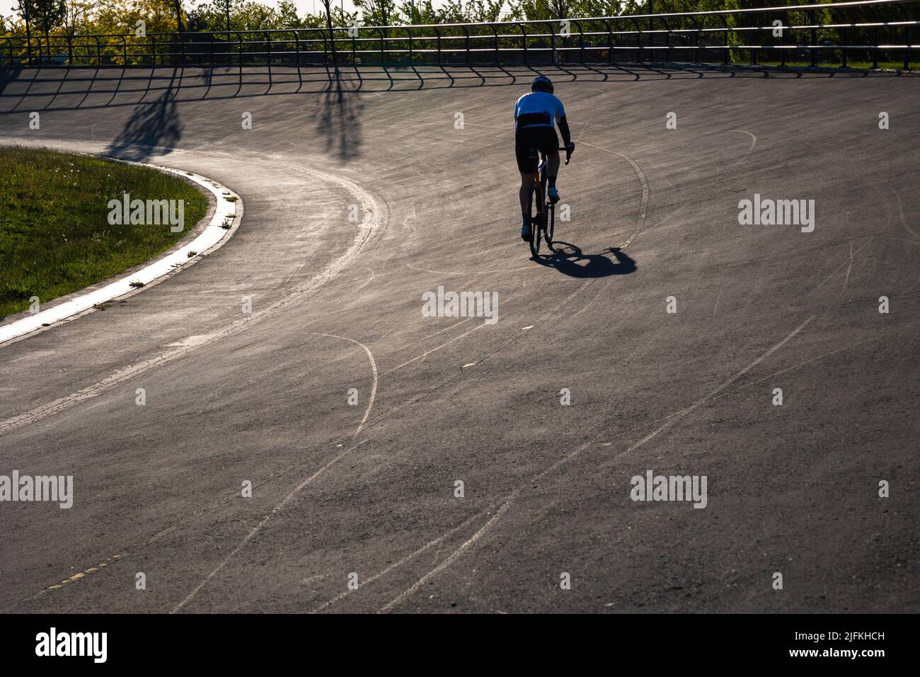 Entraînement de motard ou exercice sur la piste de course de vélo dans le parc. Style de vie sain, vélo ou passe-temps photo concept. Banque D'Images