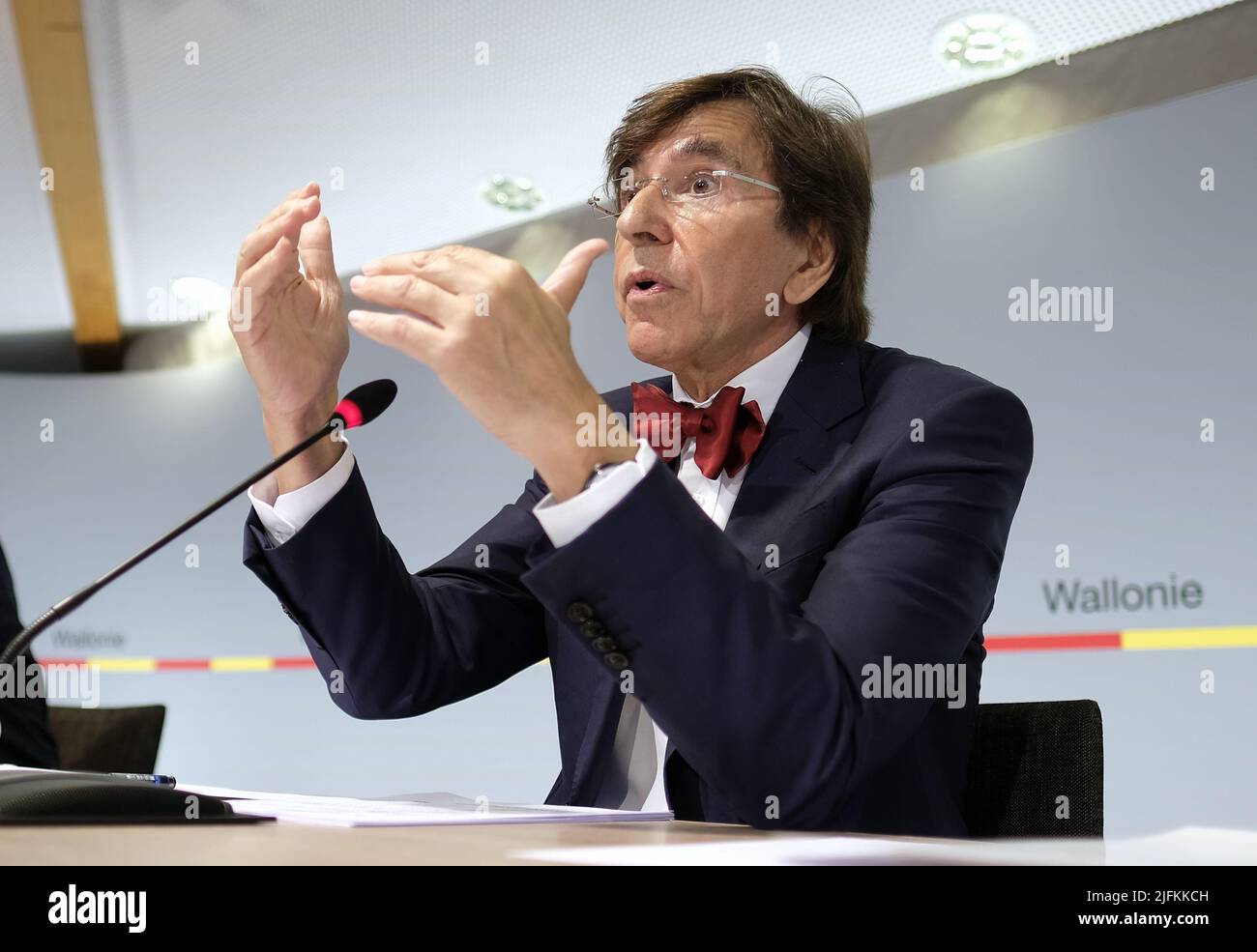 Le ministre wallon Président Elio Di Rupo photographié lors d'une conférence de presse du Gouvernement wallon pour présenter les résultats des travaux de la région wallonne et les perspectives un an après les terribles inondations de juillet 2021, lundi 04 juillet 2022, à Jambes, Namur. BELGA PHOTO ERIC LALMAND Banque D'Images