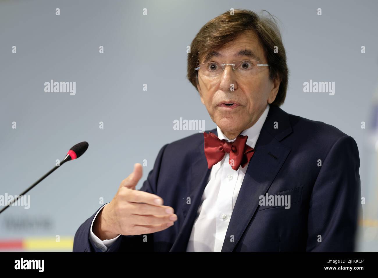 Le ministre wallon Président Elio Di Rupo photographié lors d'une conférence de presse du Gouvernement wallon pour présenter les résultats des travaux de la région wallonne et les perspectives un an après les terribles inondations de juillet 2021, lundi 04 juillet 2022, à Jambes, Namur. BELGA PHOTO ERIC LALMAND Banque D'Images