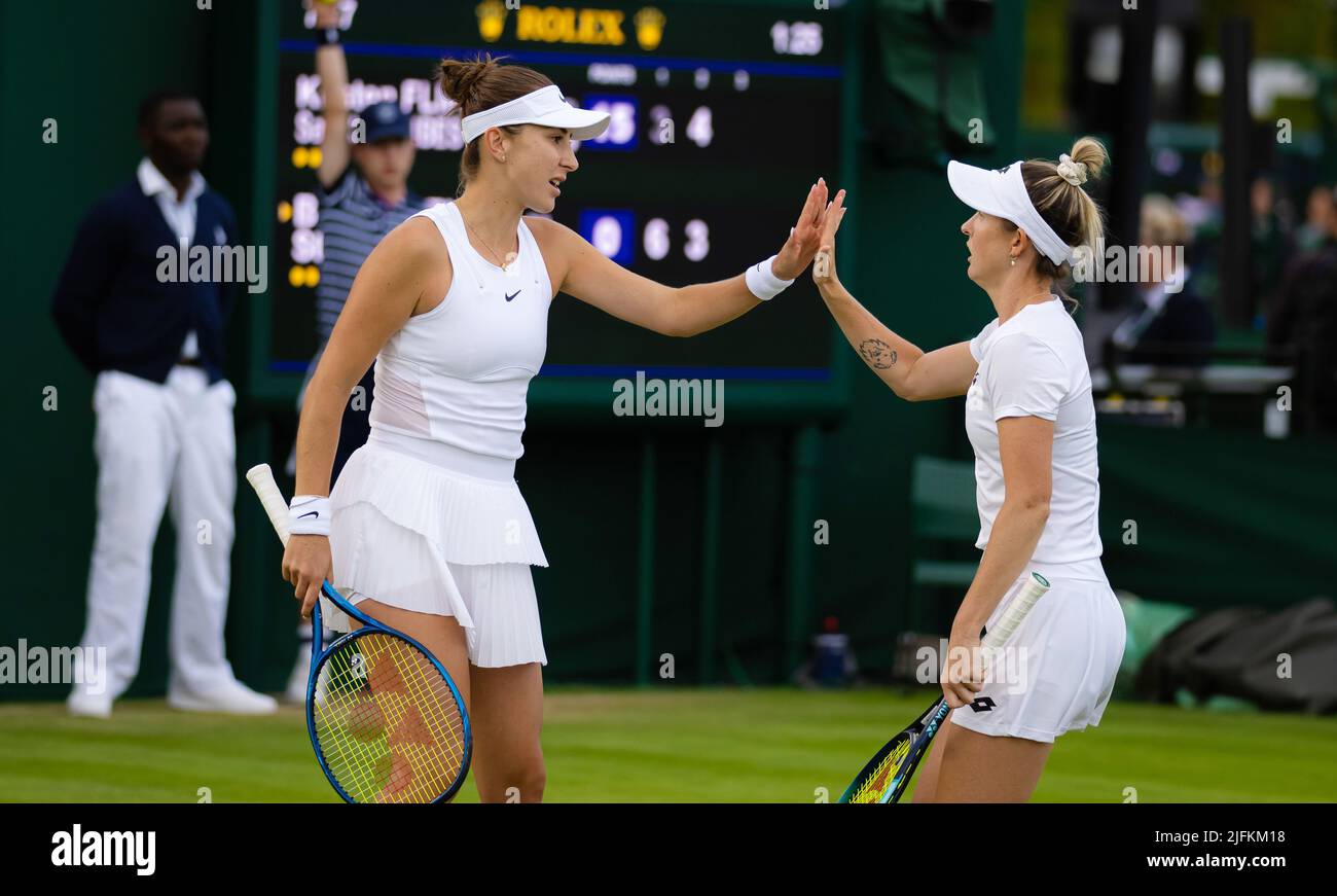 Belinda Bencic de Suisse jouant en double avec Storm Sanders d'Australie aux Championnats de Wimbledon 2022, tournoi de tennis Grand Chelem sur 2 juillet 2022 au All England Lawn tennis Club à Wimbledon près de Londres, Angleterre - photo: Rob Prange/DPPI/LiveMedia Banque D'Images