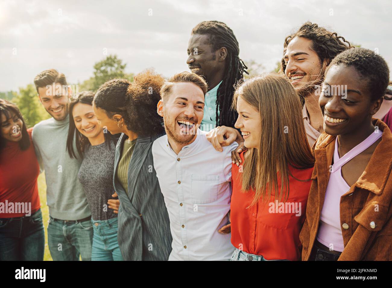 Groupe de jeunes amis de différentes races et cultures ont l'amusement insouciant de jouer le piggyback ensemble à l'extérieur - concept de vie de culture de jeunesse Banque D'Images