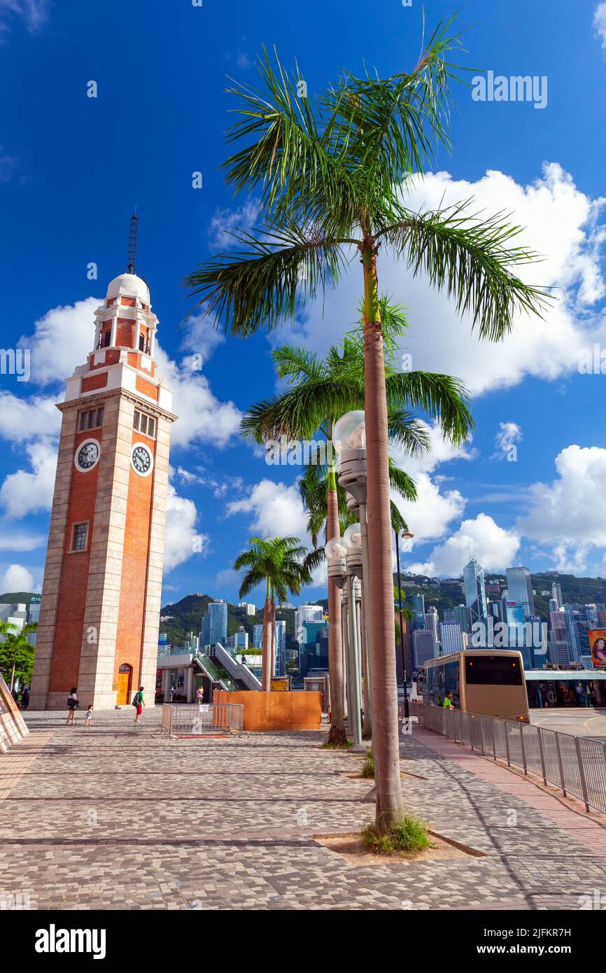 Hong Kong - 13 juillet 2017 : les gens marchent près de la Tour de Hong Kong. Ce monument est situé sur la rive sud de Tsim Sha Tsui, dans le quartier de Kowloon Banque D'Images