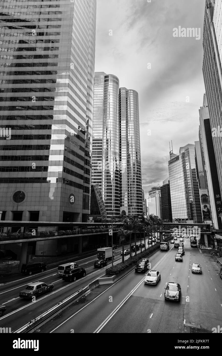 Hong Kong - 15 juillet 2017 : vue sur la rue du quartier central de Hong Kong. Photo en noir et blanc Banque D'Images