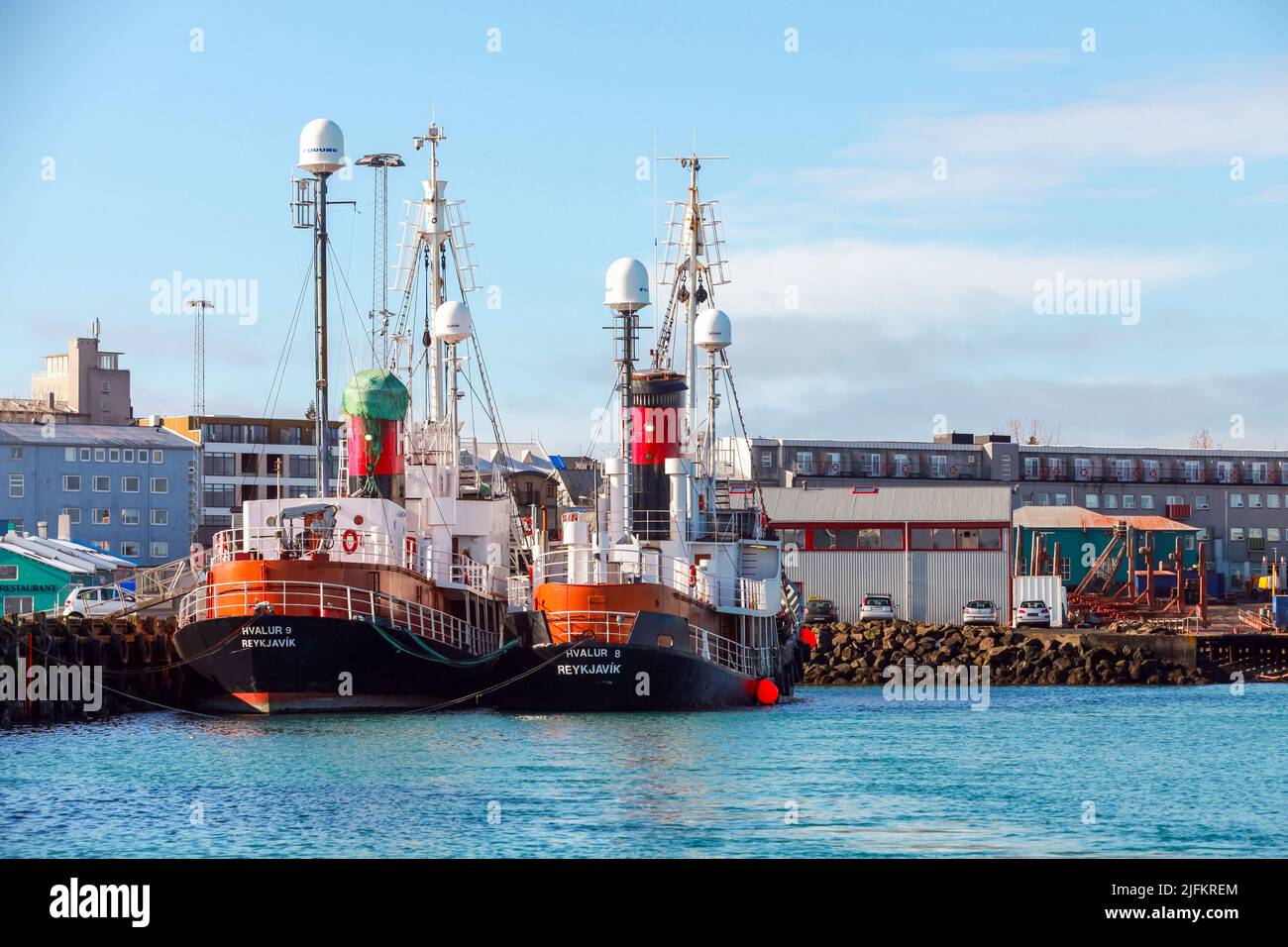 Reykjavik, Islande - 4 avril 2017 : les baleiniers Hvalur 8 et 9 sont amarrés dans le port de Reykjavik, vue arrière Banque D'Images