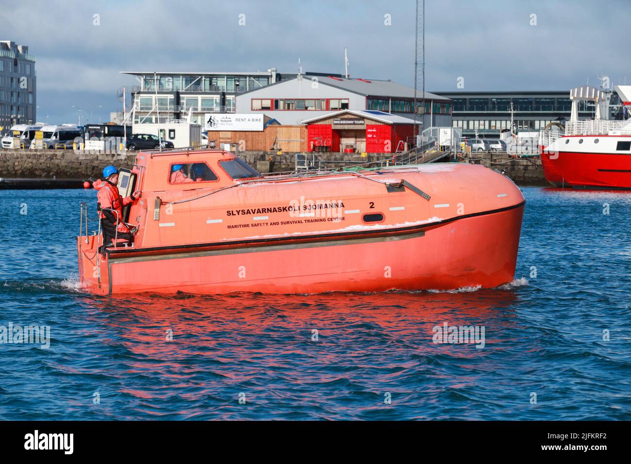 Reykjavik, Islande - 4 avril 2017 : radeau de sauvetage rouge avec équipage à la baie de Reykjavik. C'est un petit bateau transporté pour l'évacuation d'urgence en cas de Banque D'Images