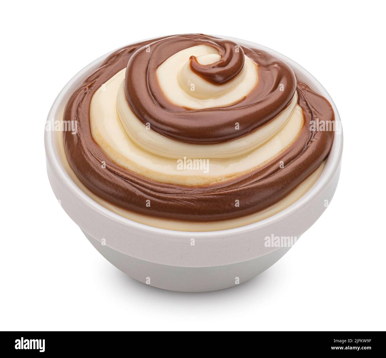 Tourbillon de crème au chocolat et à la vanille isolée sur fond blanc Banque D'Images