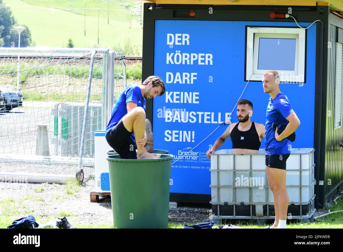 KSC Karlsruher SC deuxième ligue joueurs dans l'eau Eiston Spieler Österreich Neukirchen 2022 football professionnel Banque D'Images