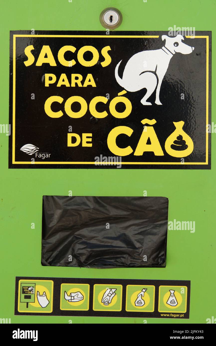 Faro (Algarve) Portugal. Sacs à déchets pour chiens dans la ville de Faro. Banque D'Images