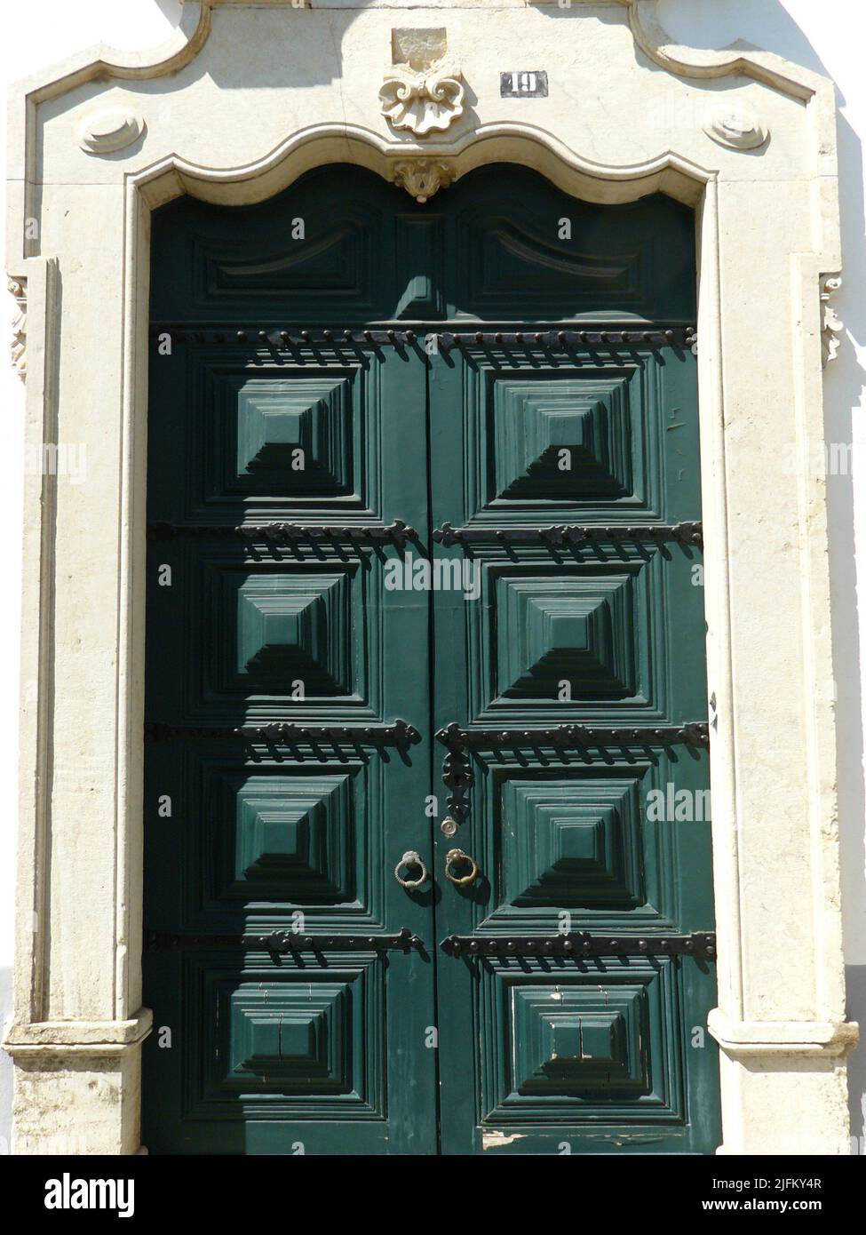 Faro (Algarve) Portugal. Porte d'entrée typique d'une maison dans le centre historique de la ville de Faro dans l'Algarve portugais. Banque D'Images