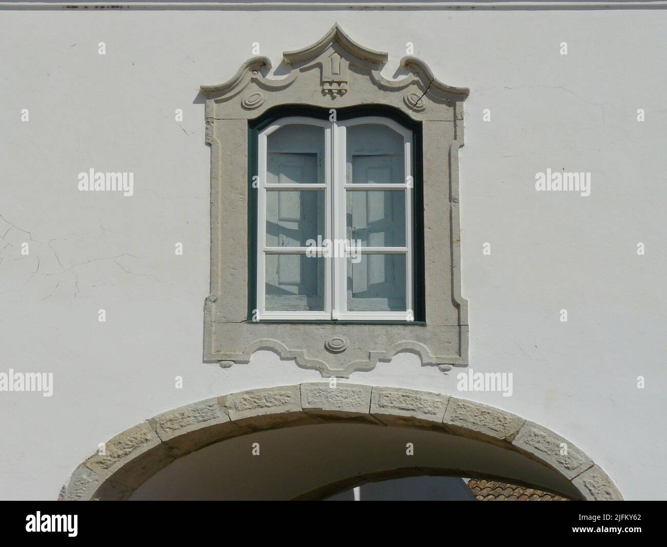 Faro (Algarve) Portugal. Détail architectural de fenêtre sur l'arche dans la ville de Faro. Banque D'Images