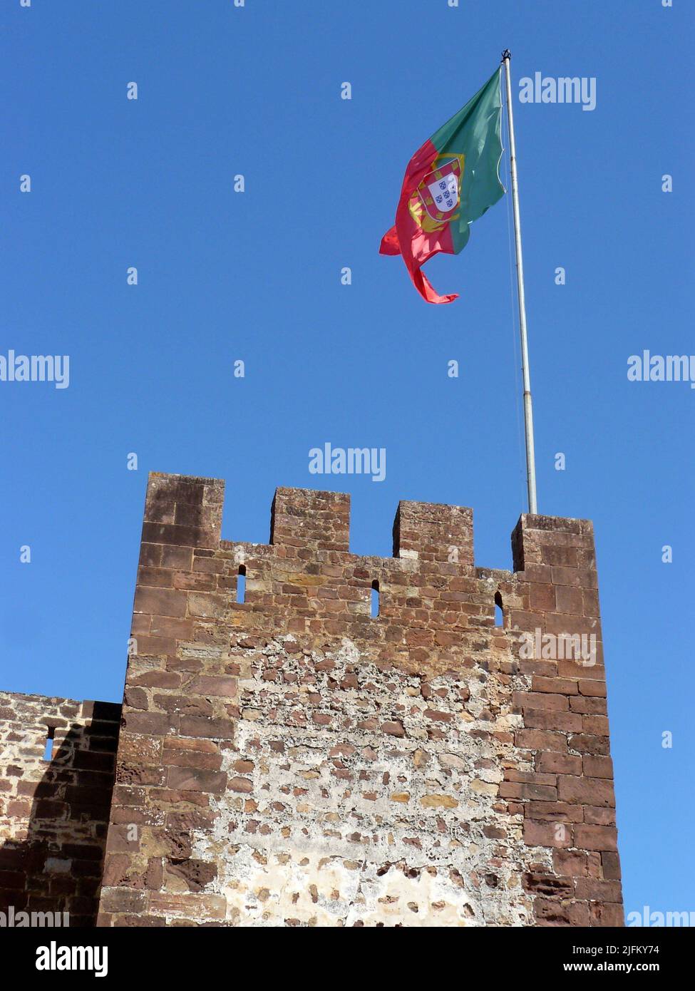 Silves (Algarve) Portugal. Drapeau du Portugal au château de Silves. Banque D'Images