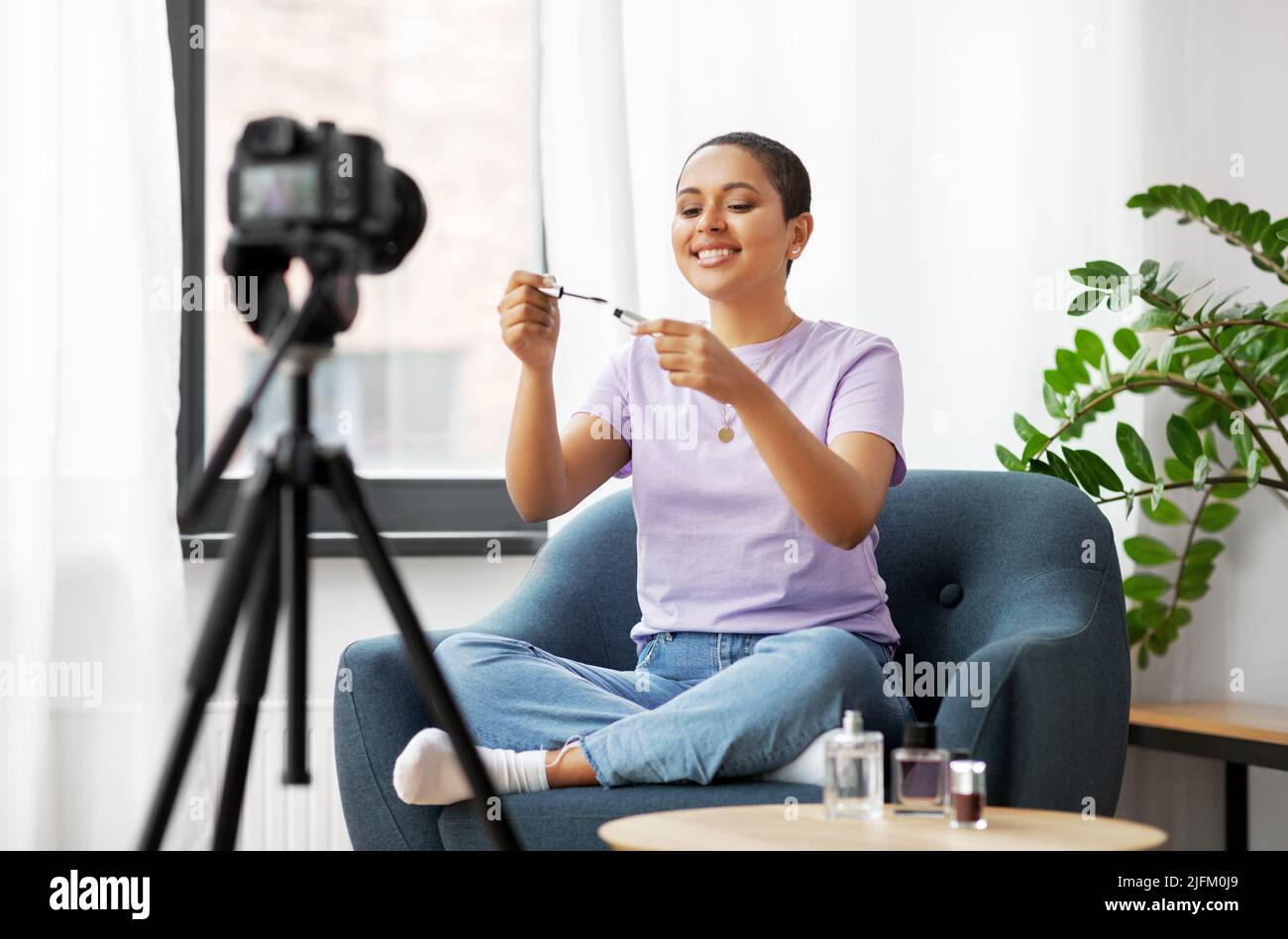 femme blogueur de beauté avec caméra et mascara Banque D'Images