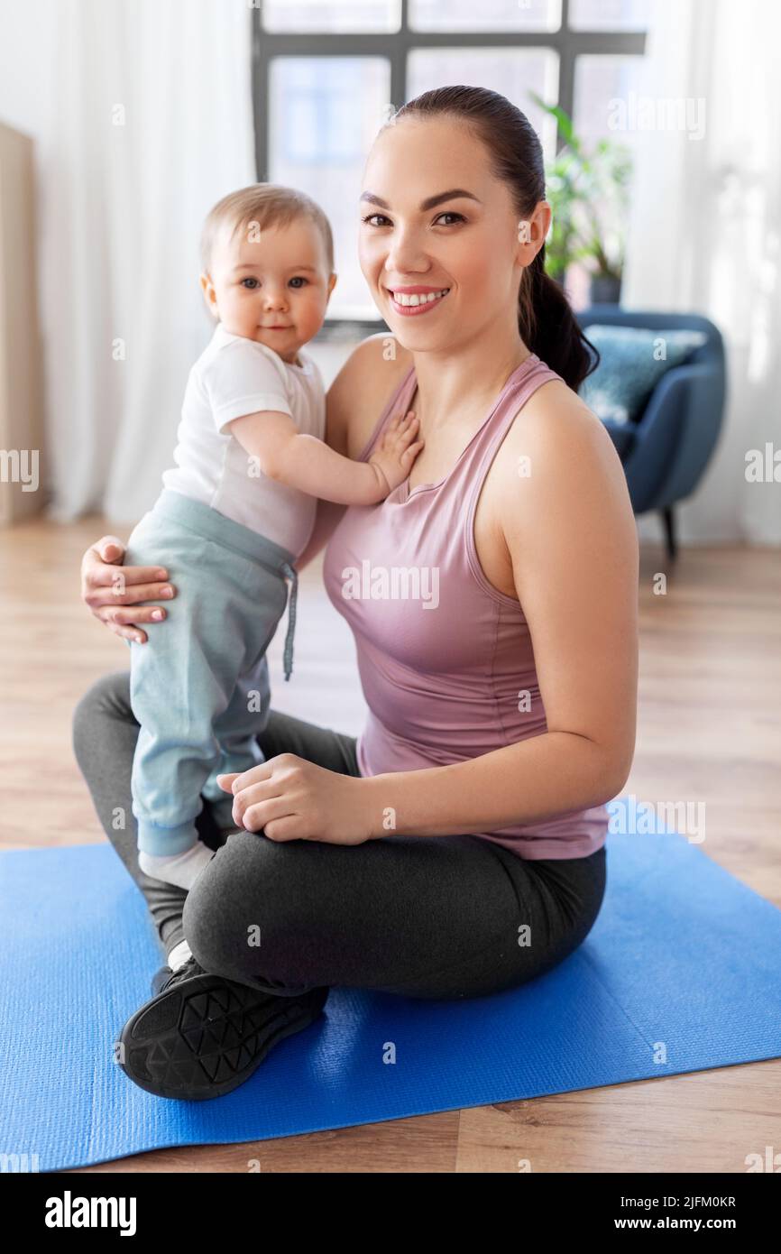 mère heureuse avec un petit bébé à la maison Banque D'Images