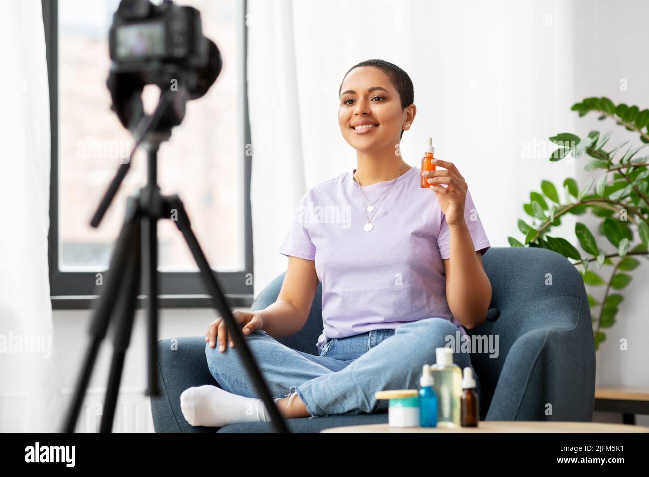 femme blogueur de beauté avec appareil photo et cosmétiques Banque D'Images