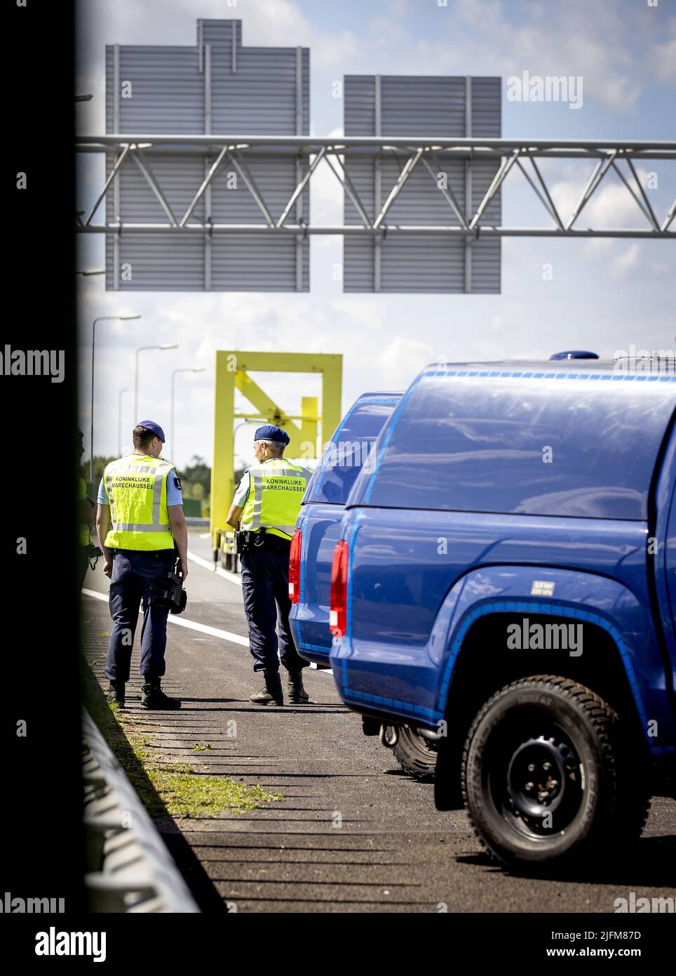 2022-07-04 11:48:22 SCHIPHOL - le Royal Netherlands Marechaussee est prêt à agir si les agriculteurs avec des tracteurs bloquent les autoroutes autour de l'aéroport. Les protestations des agriculteurs sont dirigées contre les plans d'azote du cabinet. ANP KOEN VAN WEEL pays-bas hors - belgique hors Banque D'Images