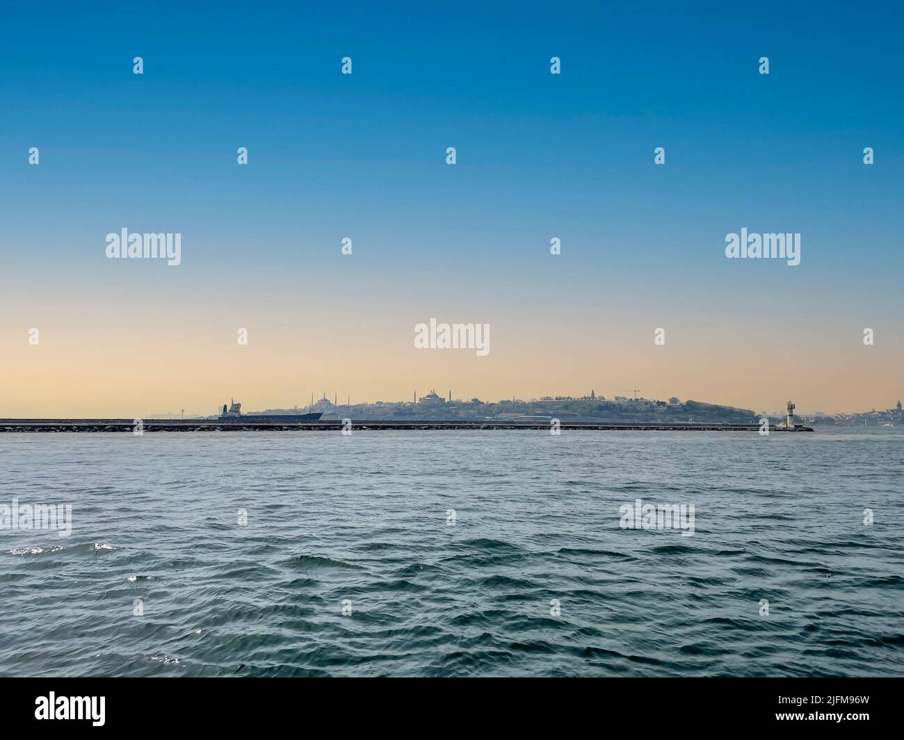 Silhouette d'Istanbul au coucher du soleil, paysage urbain d'Istanbul le soir, vue sur la mer avec silhouettes de mosquées, Mosquée bleue, Sainte-Sophie, jetée de Kadikoy Banque D'Images