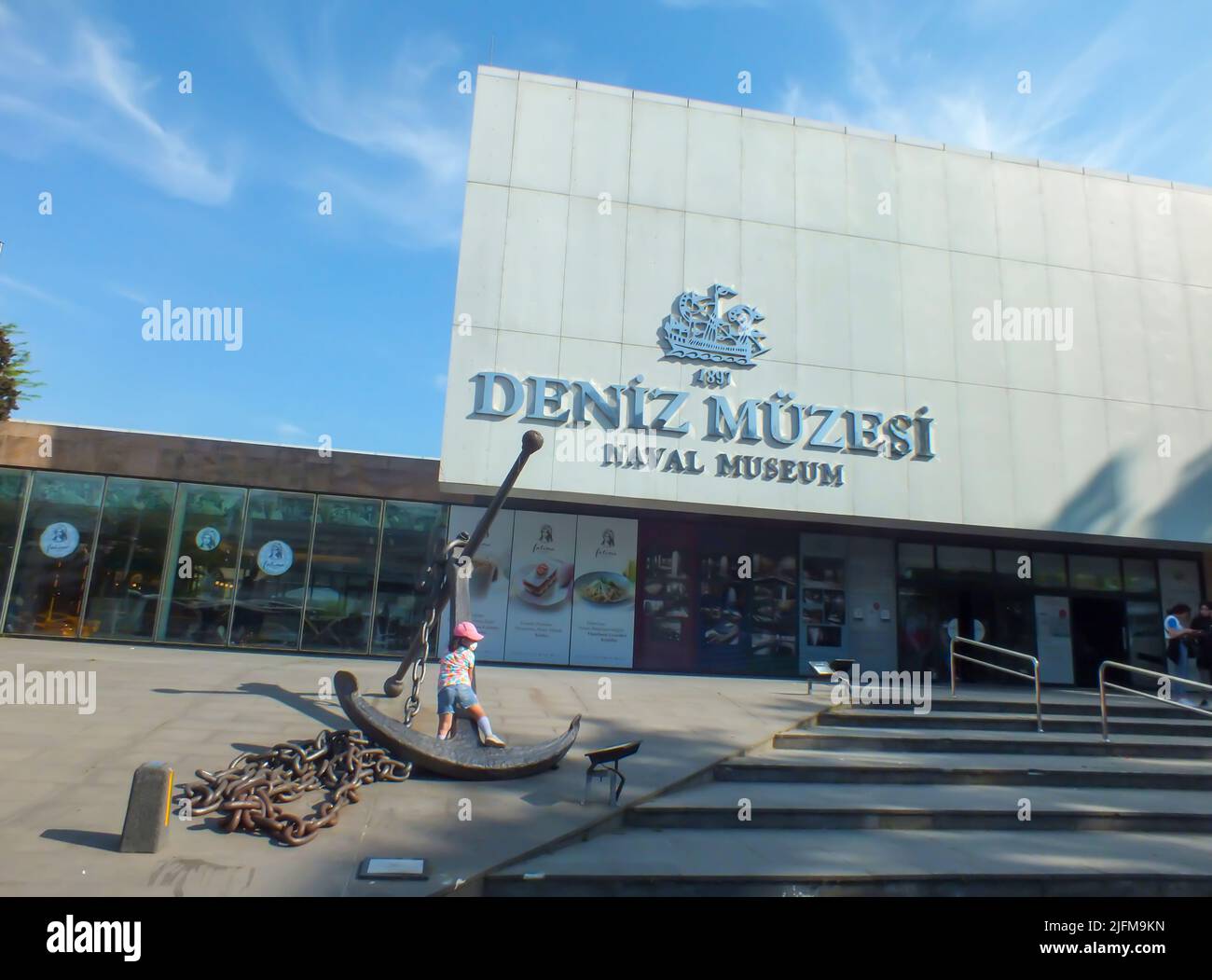 Entrée du Musée naval (AKA Deniz Müzesi) à Besiktas avec la statue d'ancre, Vue du Musée naval. Banque D'Images