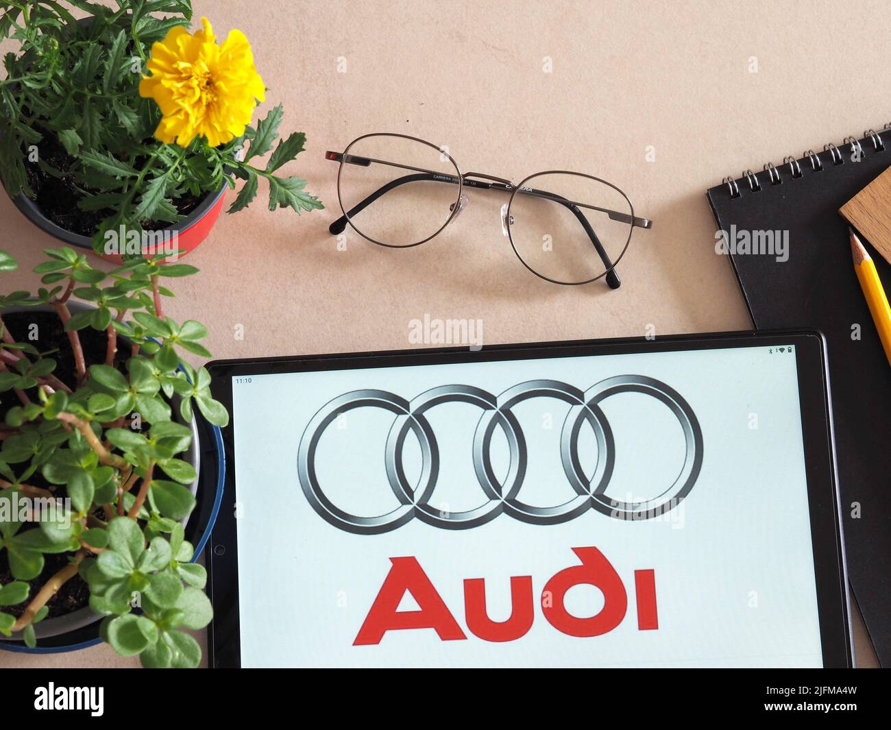 Sur cette photo, le logo Audi AG apparaît sur une tablette Banque D'Images