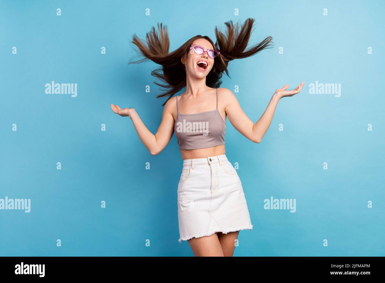 Photo de jeune fille excitée heureux positif sourire mouche air vent  cheveux port mini jupe isolée sur fond bleu de couleur Photo Stock - Alamy
