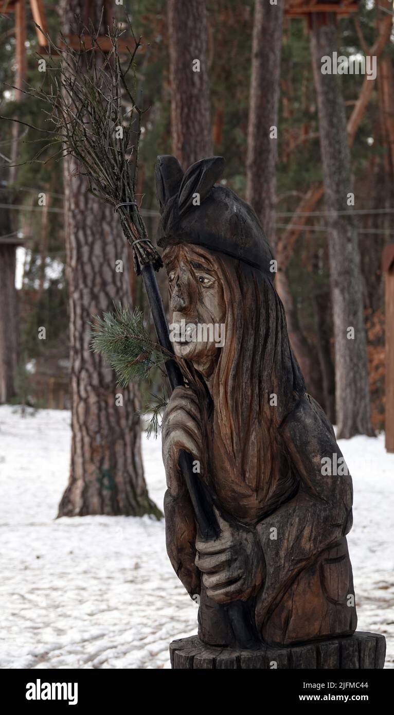 Kiev, Ukraine 6 février 2021: Personnages de conte de fées dans le parc en bois Banque D'Images