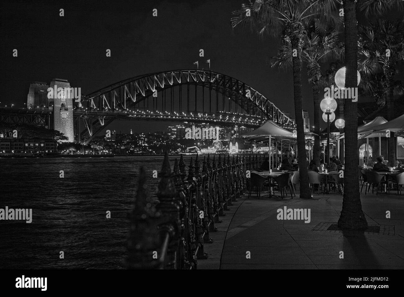 REPAS À L'EXTÉRIEUR AVEC VUE SUR LE PONT DU PORT DE SYDNEY Banque D'Images