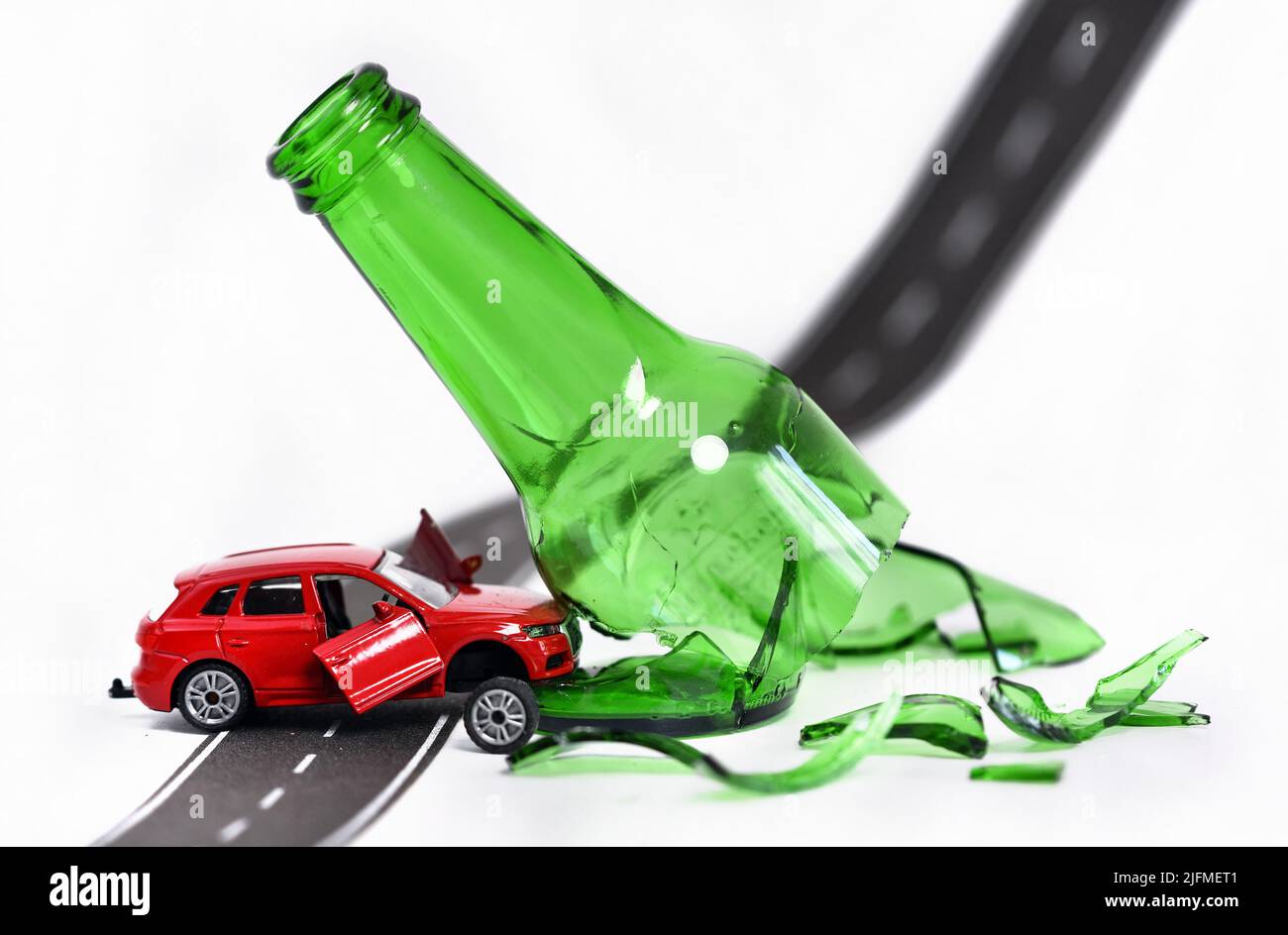 accident de voiture jouet avec bouteille de verre de bière Banque D'Images