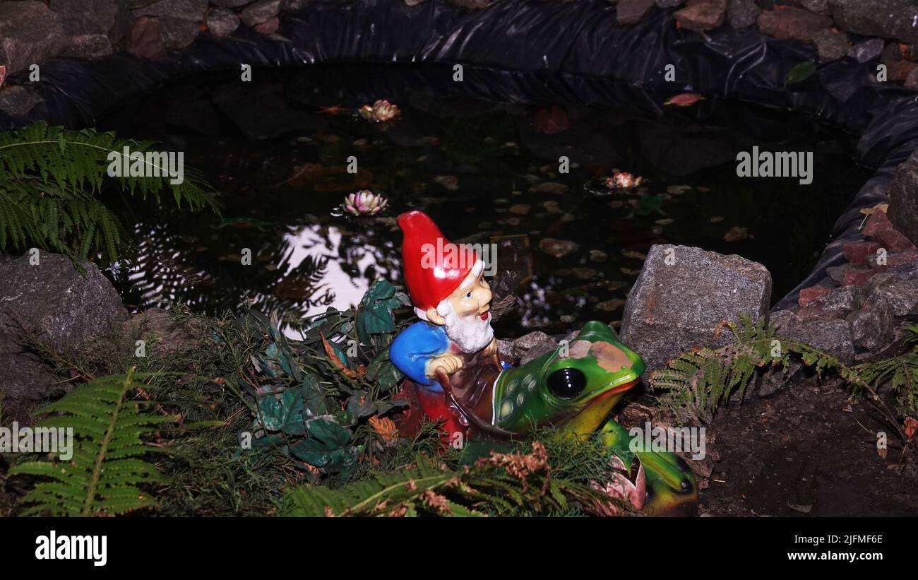 Mon jardin est devenu un conte de fées de divers articles inutiles Banque D'Images