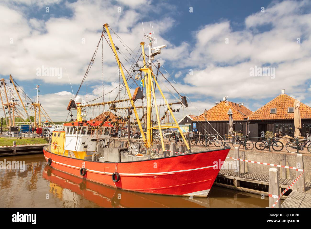 Vue d'été sur le port avec un bateau de pêche et des bâtiments historiques à Zoutkamp, Groningen, pays-Bas Banque D'Images