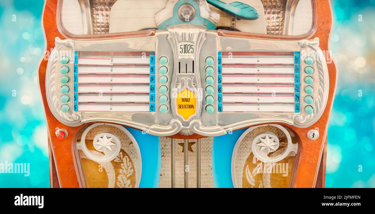 Juke-box vintage et coloré sur fond bleu avec bokeh Banque D'Images