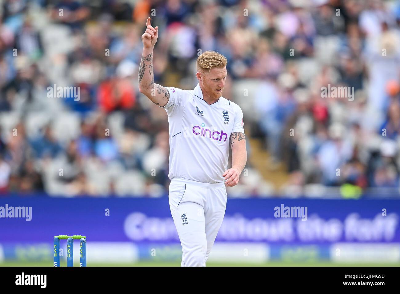 Ben Stokes, d'Angleterre, célèbre la prise du cricket de Mohammad Shami, d'Inde, capturé par Alex Lees Banque D'Images