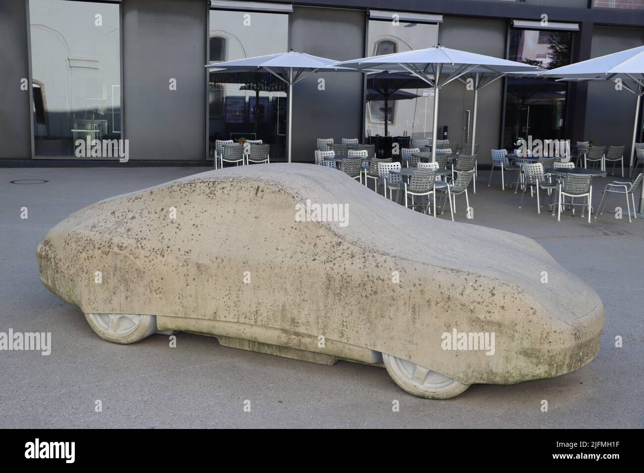Cette voiture est garée et fabriquée en béton. Beaucoup moins cher qu'une vraie voiture ;-) . Art de rue en autriche bregenz sur la rue du centre-ville. Banque D'Images