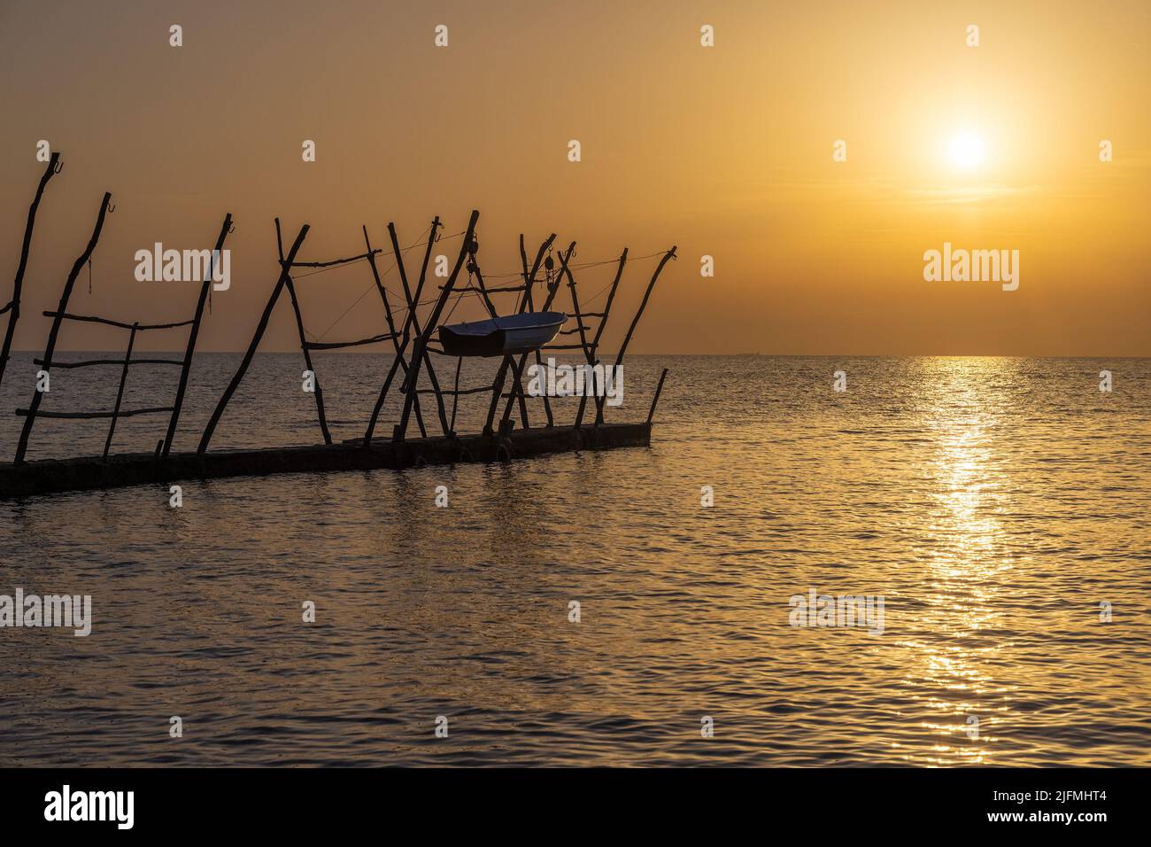 Bateaux suspendus de grues traditionnelles en bois au coucher du soleil, Savudrija, Croatie Banque D'Images