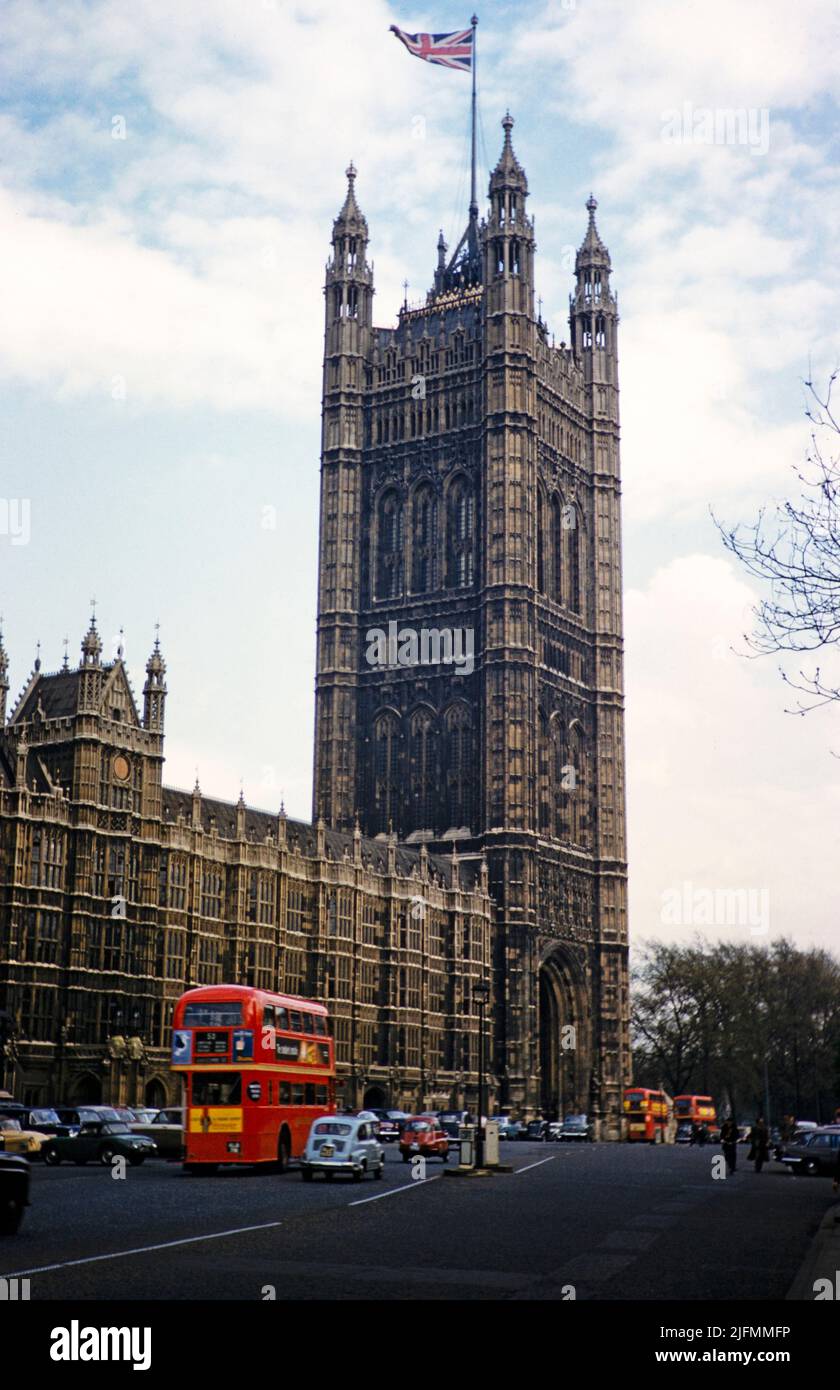 Bus rouges à impériale passant par l'église de l'abbaye de Westminster, Londres, Angleterre, Royaume-Uni 1962 Banque D'Images