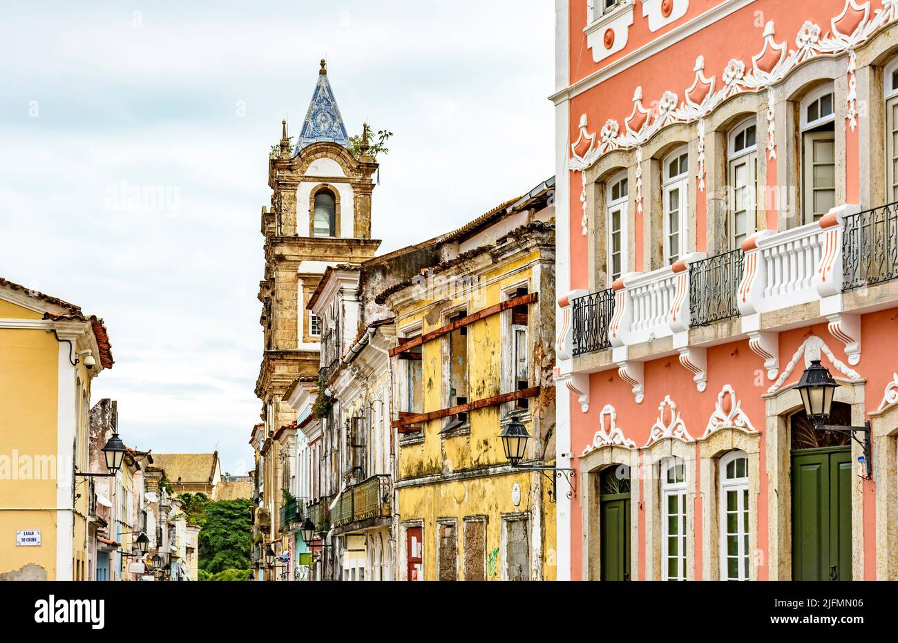 Les vieilles maisons et la tour de l'église se sont détériorées par le temps dans le quartier historique de Pelourinho dans la ville de Salvador à Bahia Banque D'Images