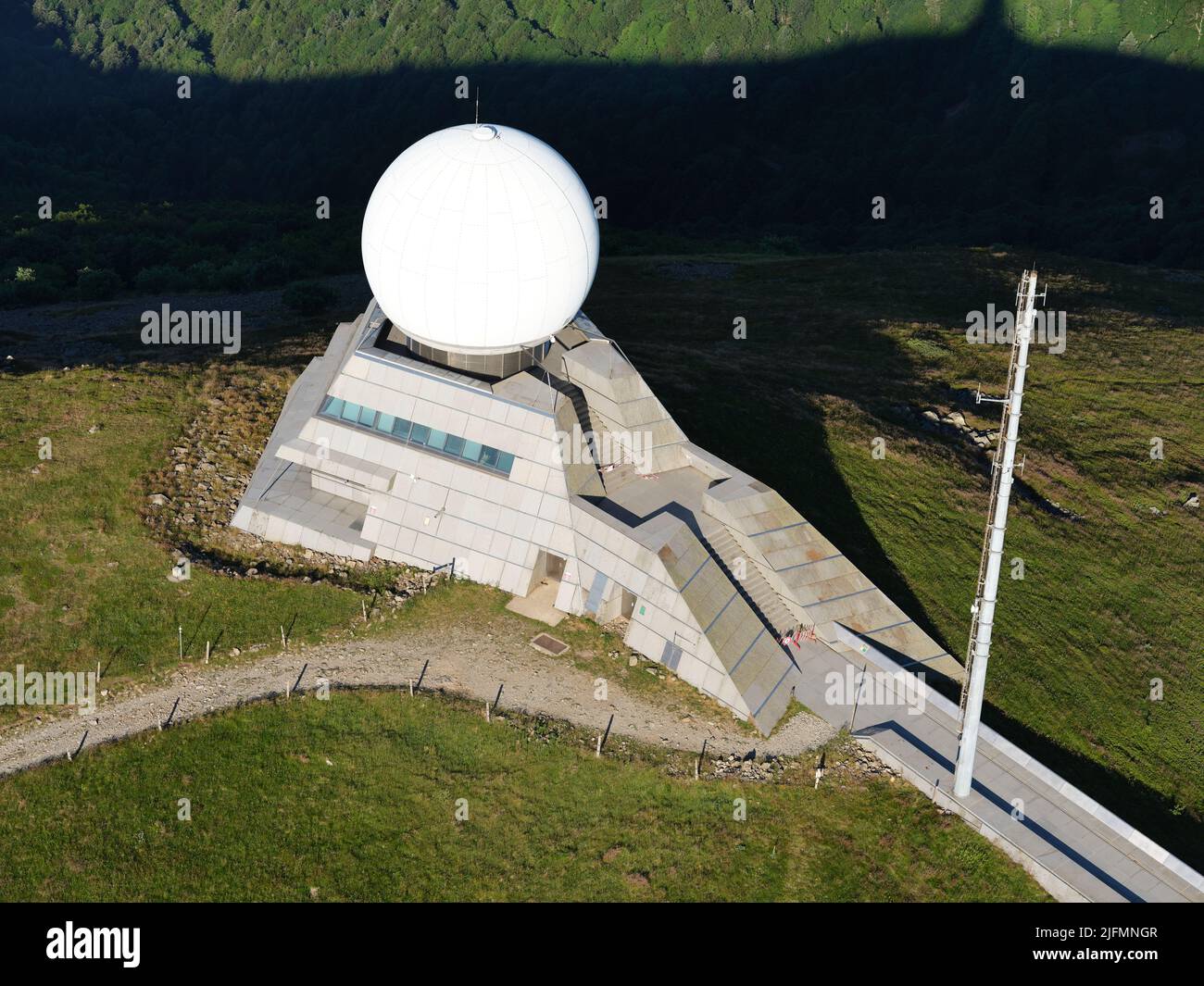 VUE AÉRIENNE. Radar d'aviation au Grand ballon, qui est le plus haut sommet (1423 mètres) du massif des Vosges. Haut-Rhin, Alsace, Grand est, France. Banque D'Images
