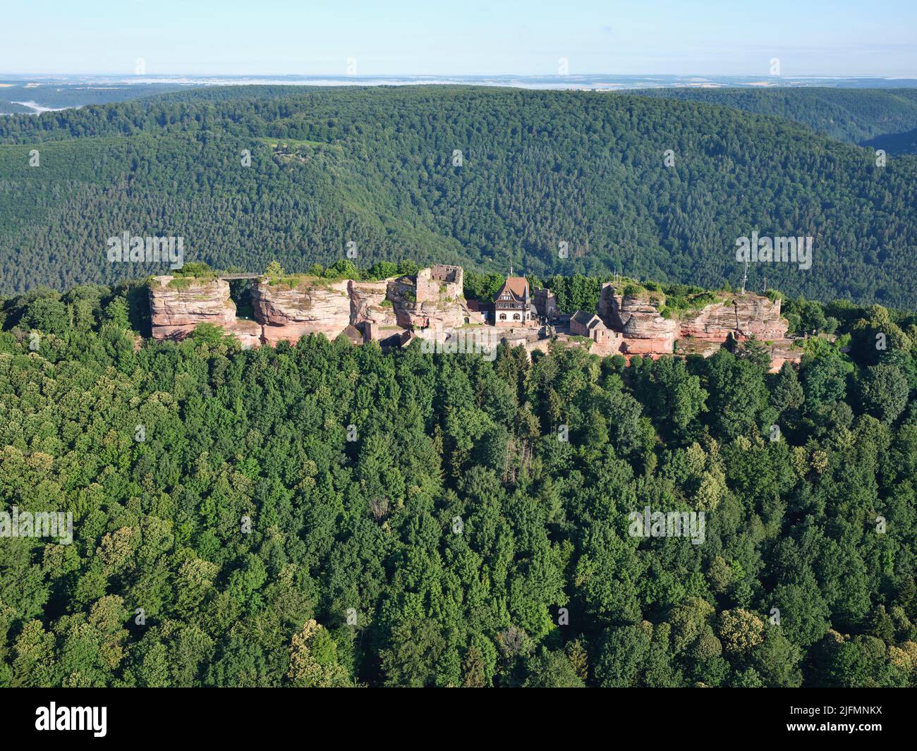 VUE AÉRIENNE. Ruines d'un château médiéval construit sur un affleurement de grès sur les montagnes de l'est des Vosges. Château du Haut-Barr, Saverne, Alsace, France. Banque D'Images