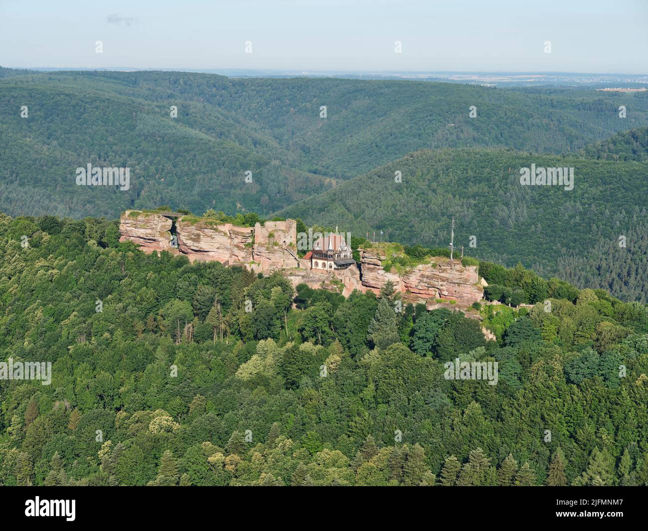 VUE AÉRIENNE. Ruines d'un château médiéval construit sur un affleurement de grès sur les montagnes de l'est des Vosges. Château du Haut-Barr, Saverne, Alsace, France. Banque D'Images