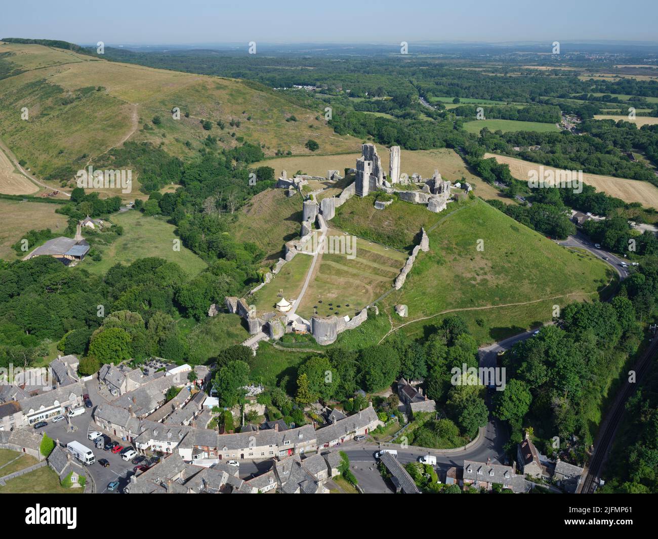 VUE AÉRIENNE. Château de Corfe à Dorset, Angleterre, Royaume-Uni. Banque D'Images