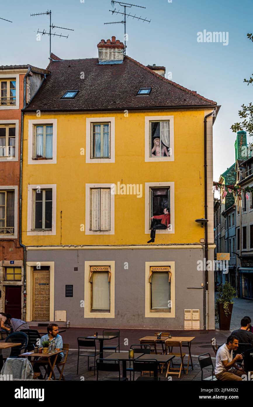 Place du Théâtre à Chalon-sur-Saône, France. Les façades et les fenêtres imitation sont artistiquement conçues Banque D'Images