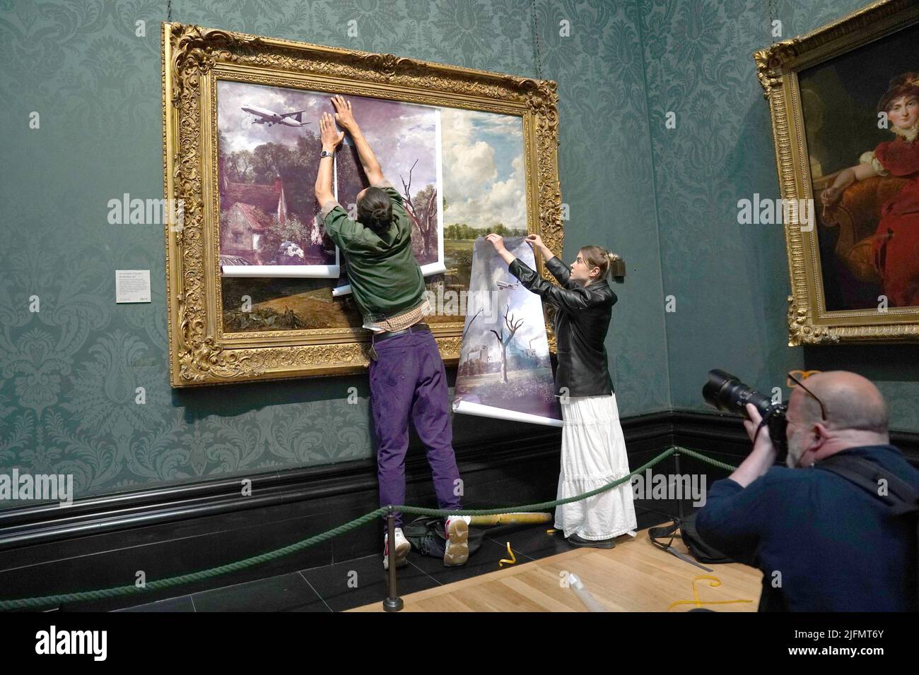 Les manifestants du groupe de protestation sur le climat de Just Stop Oil couvrent le Hay Wain de John Constable avec leur propre photo à la National Gallery de Londres. Date de la photo: Lundi 4 juillet 2022. Banque D'Images