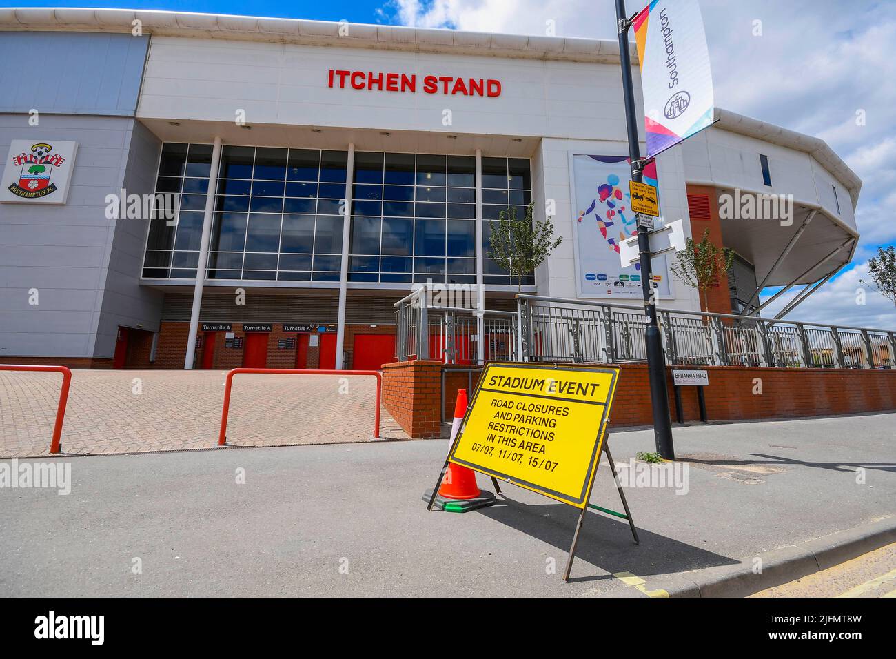 Southampton, Hampshire, Royaume-Uni. 4th juillet 2022. Vue générale à l'extérieur du stade St Mary's, stade du Southampton football Club qui accueille trois matchs de l'UEFA Women's Euro 2022 à partir du jeudi 7th juillet avec la Norvège et l'Irlande du Nord. À l'extérieur du stade se trouve un panneau indiquant la fermeture de la route et les restrictions de stationnement les jours de match. Crédit photo : Graham Hunt/Alamy Live News Banque D'Images