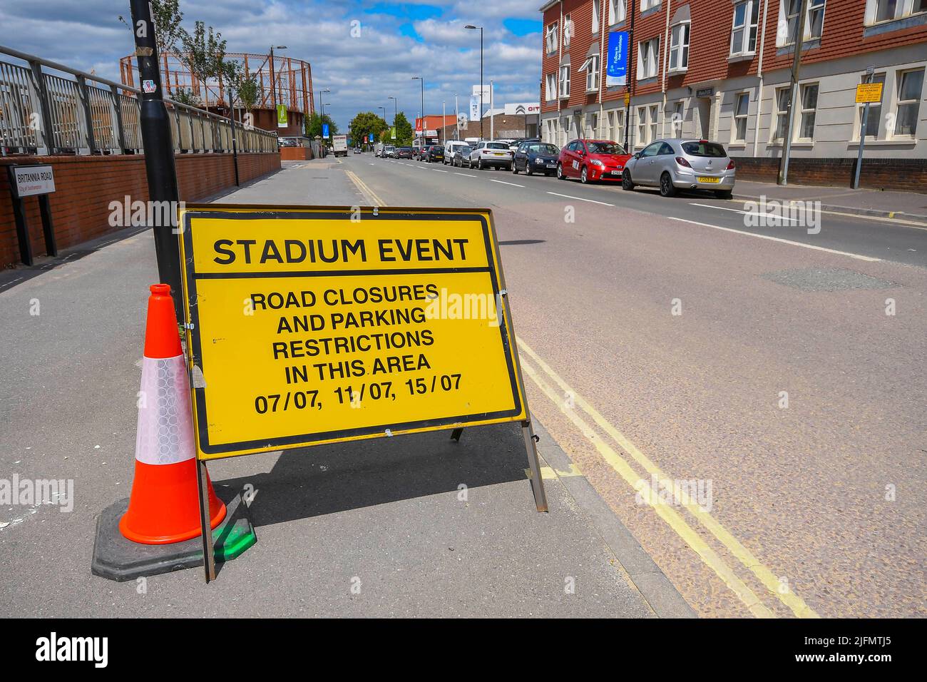 Southampton, Hampshire, Royaume-Uni. 4th juillet 2022. Vue générale à l'extérieur du stade St Mary's, stade du Southampton football Club qui accueille trois matchs de l'UEFA Women's Euro 2022 à partir du jeudi 7th juillet avec la Norvège et l'Irlande du Nord. À l'extérieur du stade se trouve un panneau indiquant la fermeture de la route et les restrictions de stationnement les jours de match. Crédit photo : Graham Hunt/Alamy Live News Banque D'Images