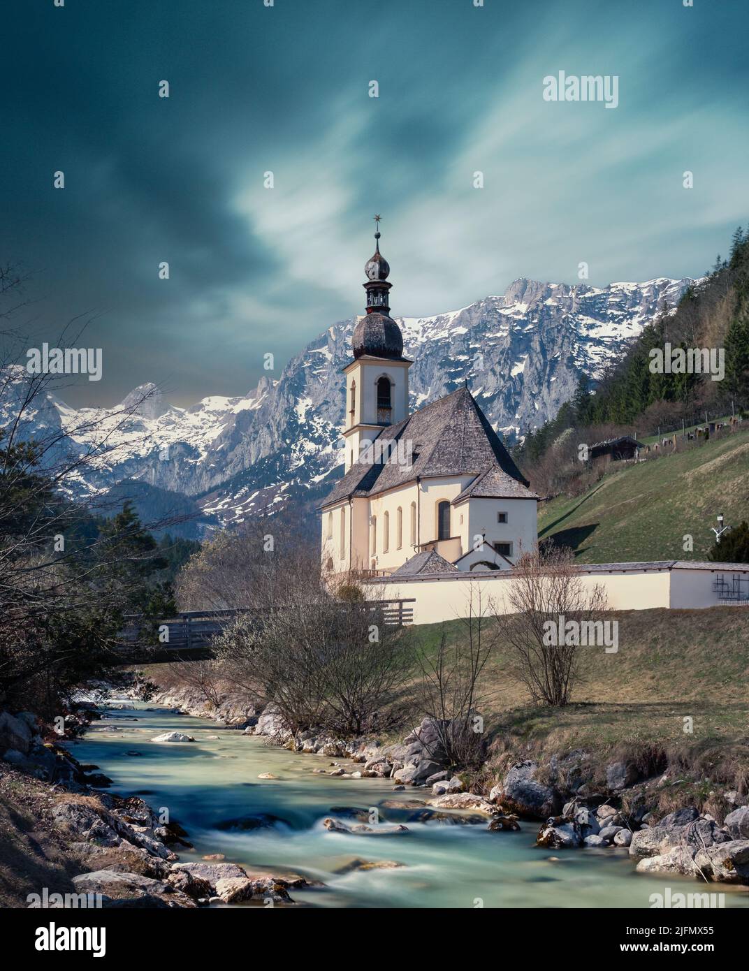 Un cliché vertical de l'église paroissiale de Saint-Sébastien à Ramsau BEI Berchtesgaden, Allemagne Banque D'Images