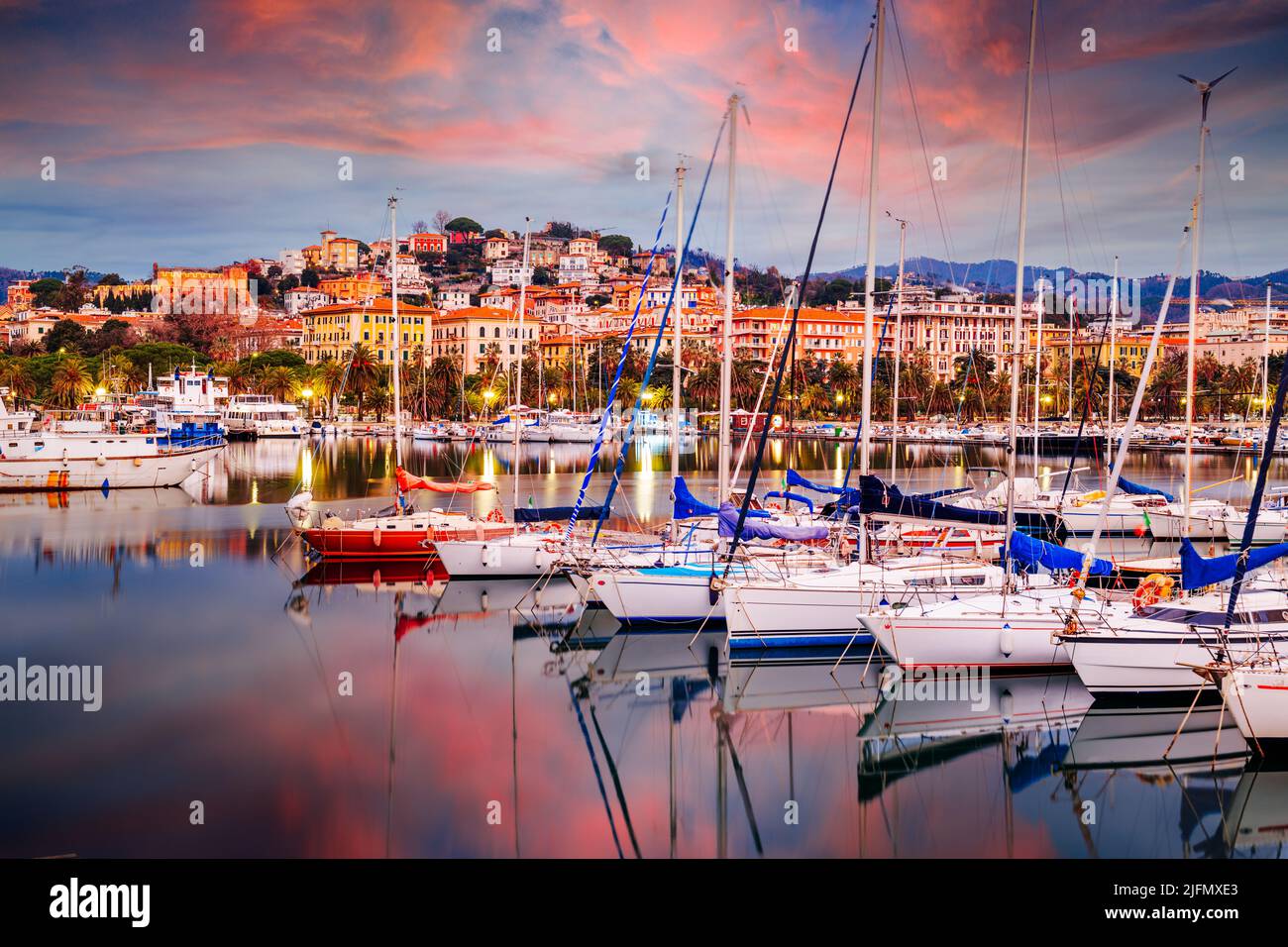 La Spezia, ville d'Italie depuis le crépuscule du port. Banque D'Images